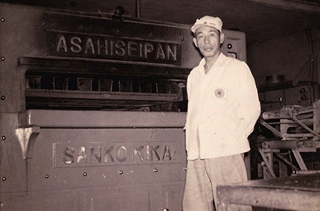 創業初期のリールオーブンと先代社長 呉松辰夫の写真