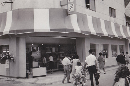 開店当時のパリジェンヌ店舗外観の写真