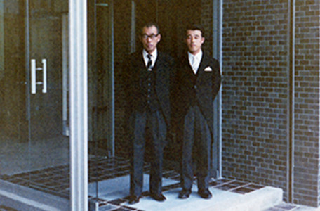 先代社長呉松辰夫と現社長呉松正一郎の写真